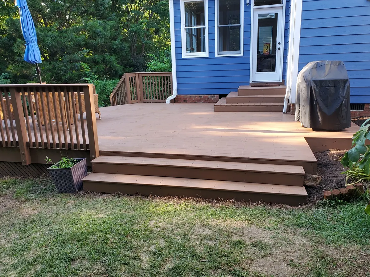 a beige deck on ground level